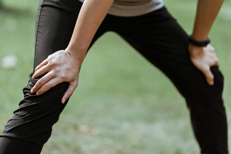 How can a physio help with knee pain?